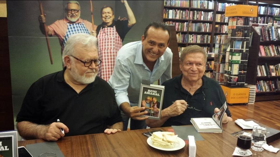 Edilásio Jr. entre Boni e o empresário Ricardo Amaral, no lançamento do livro Boni & Amaral