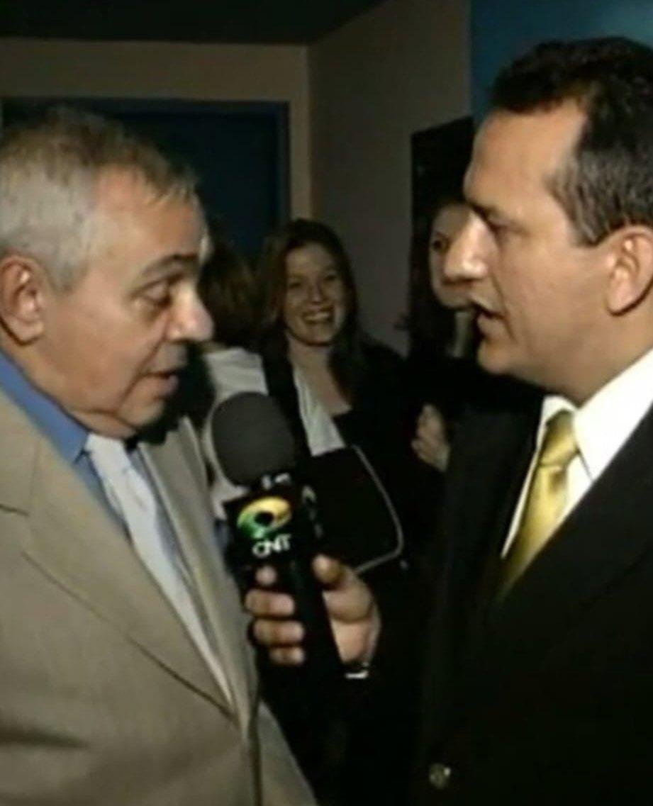 Edilásio Jr., de gravata dourada e microfone da CNT, entrevistando o saudoso humorista Chico Anysio