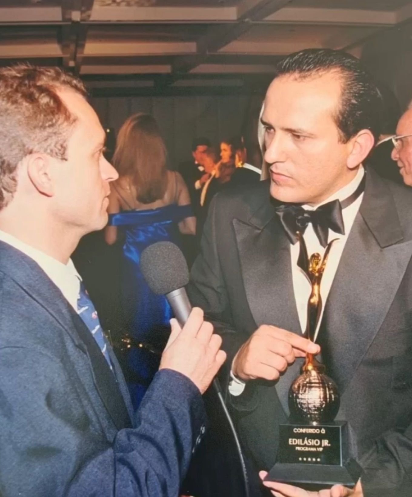 Edilásio Jr. de smoking com o troféu do Programa Vip