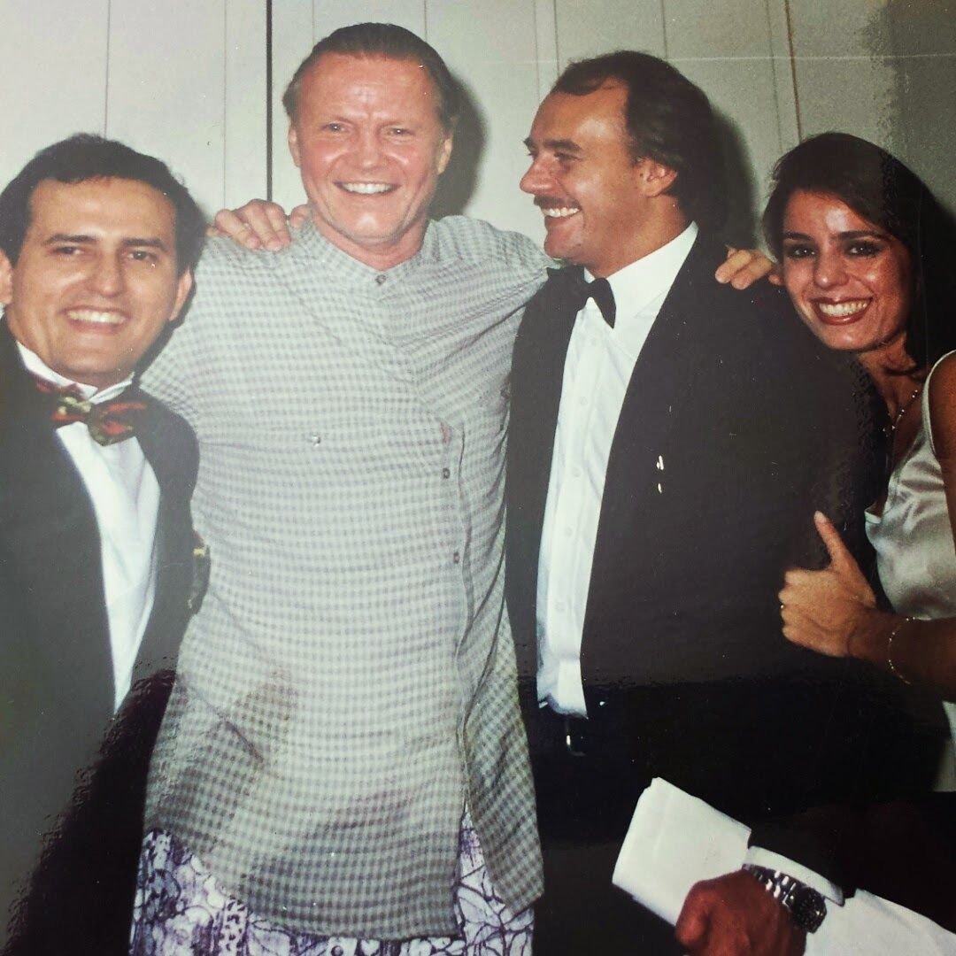 Edilásio Jr. com o ator Jon Voight, em Manaus, durante as gravações de Anaconda