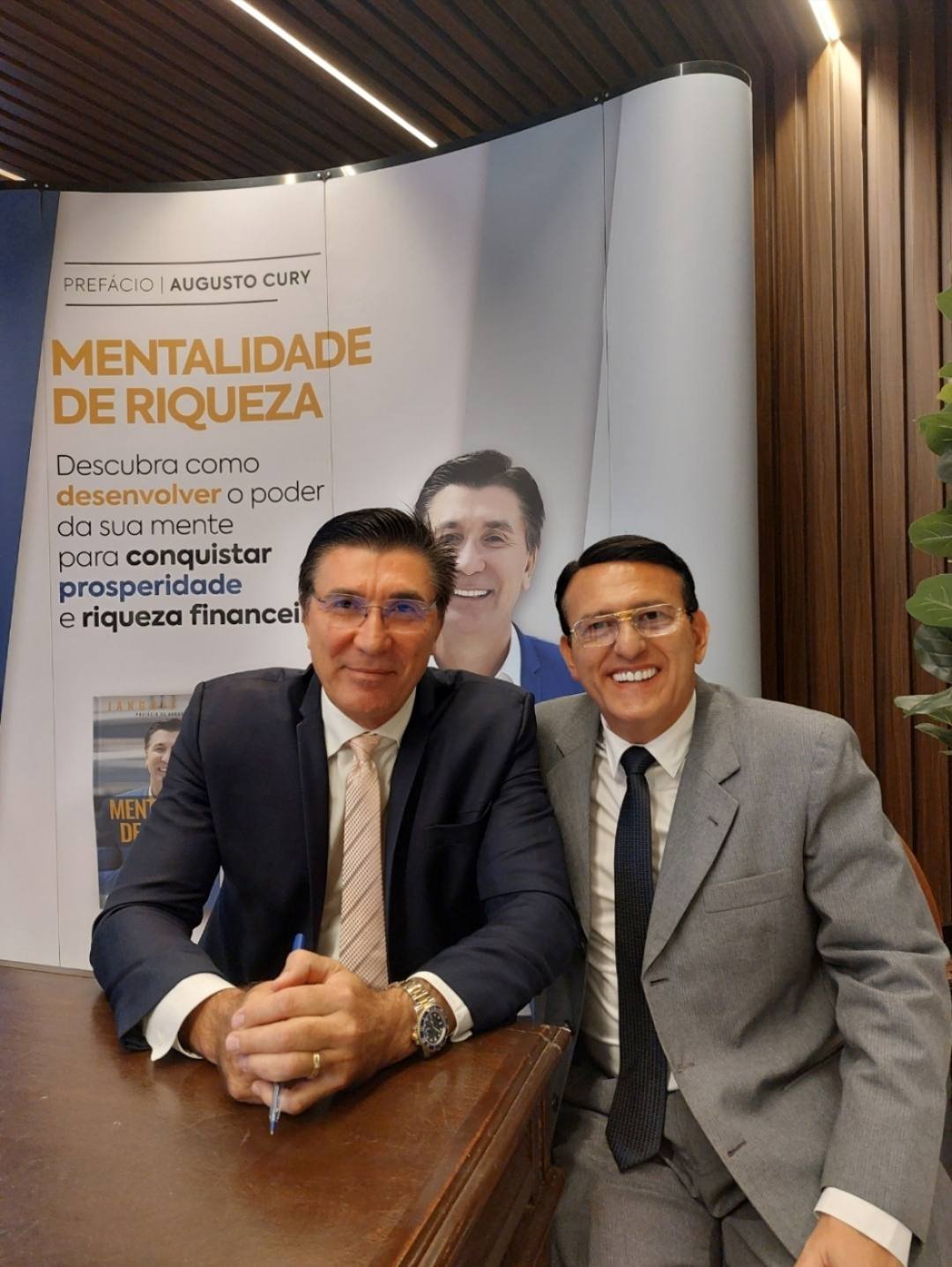Edilásio Jr. com o empresário Janguiê Diniz no lançamento do livro Mentalidade de Riqueza
