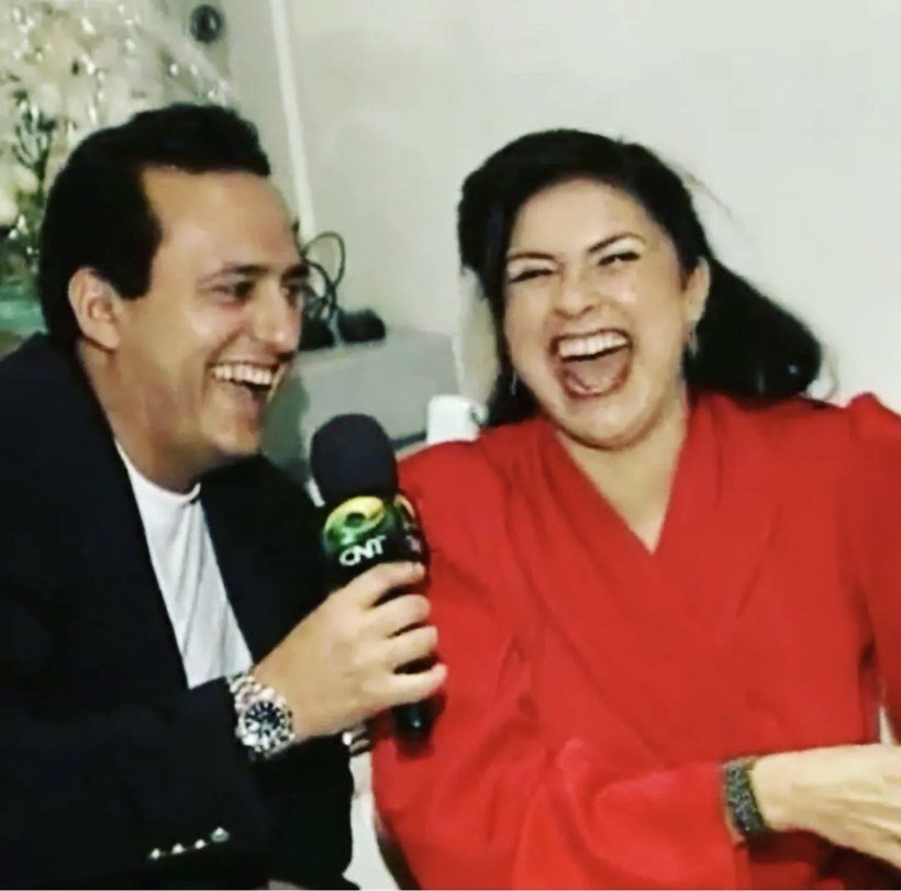 Edilásio Jr. entrevista uma cantora paraense, os dois rindo, em imagem de arquivo do Programa Vip