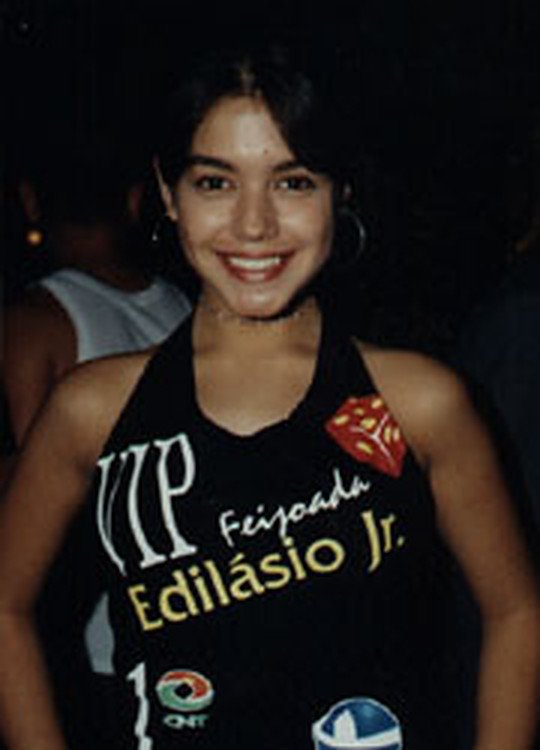 Convidada da Feijoada VIP, de camisa do evento