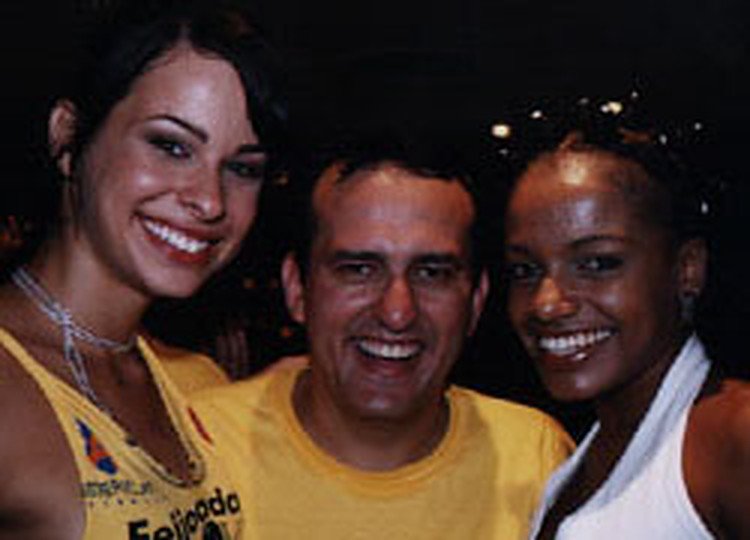 Edilásio Jr. entre duas convidadas da Feijoada VIP
