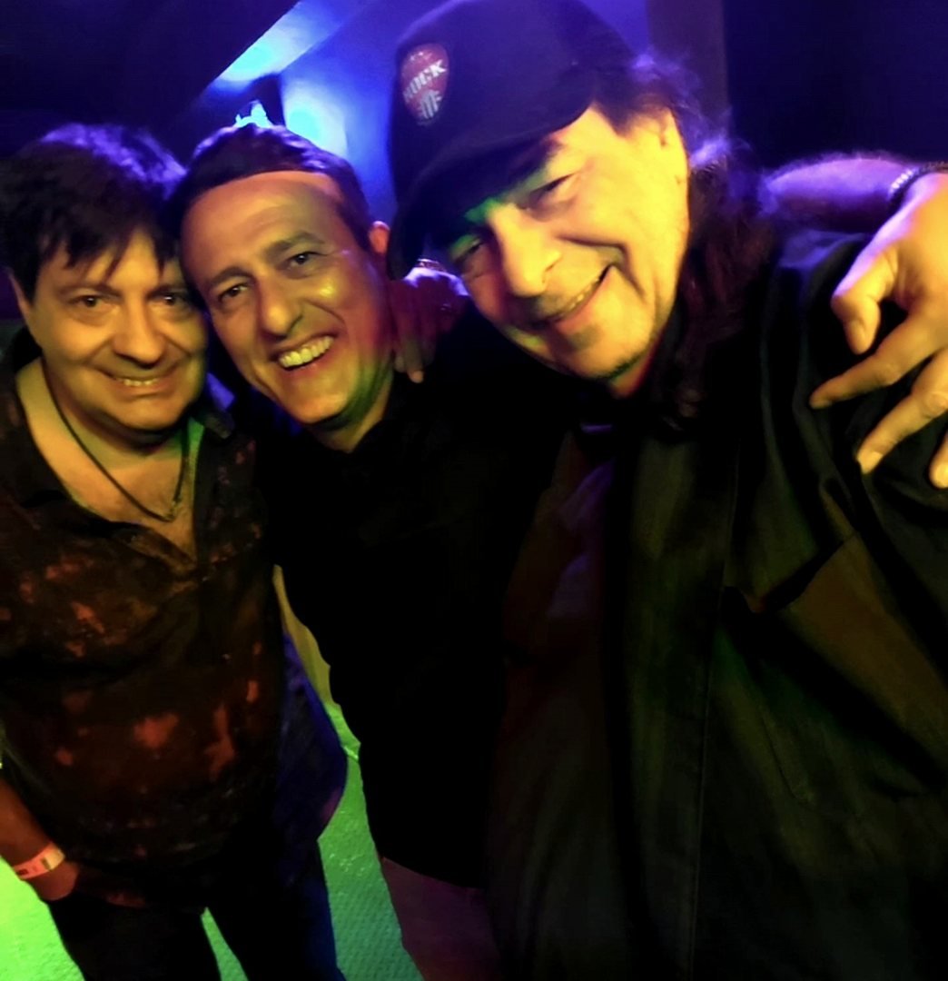 Edilásio Jr. entre dois músicos, nos bastidores de um show