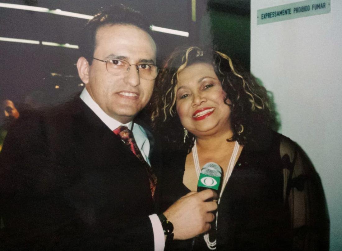 Entrevista com cantora, microfone da Band