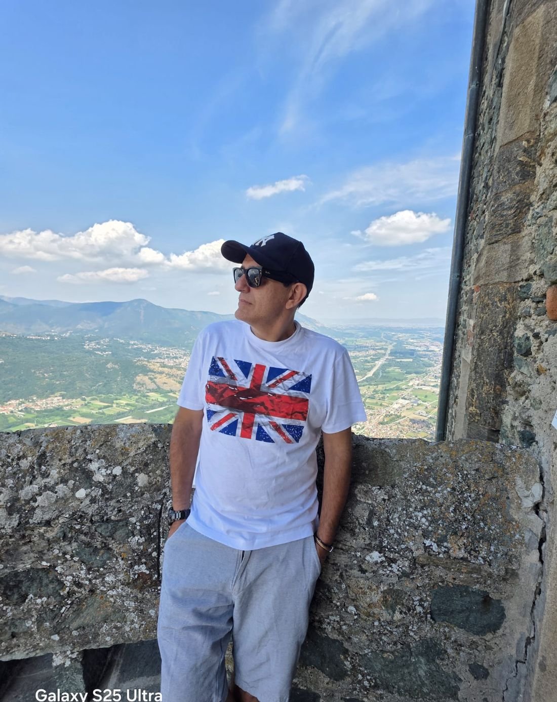 Edilásio Jr. no alto de um mirante com o vale de Turim ao fundo, na Itália