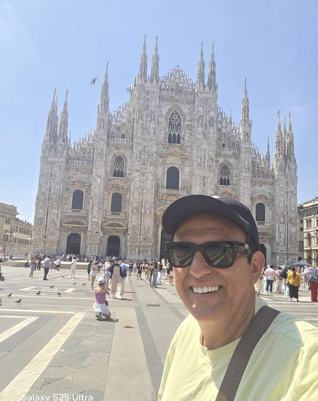 Edilásio Jr. diante do Duomo de Milão, na Itália