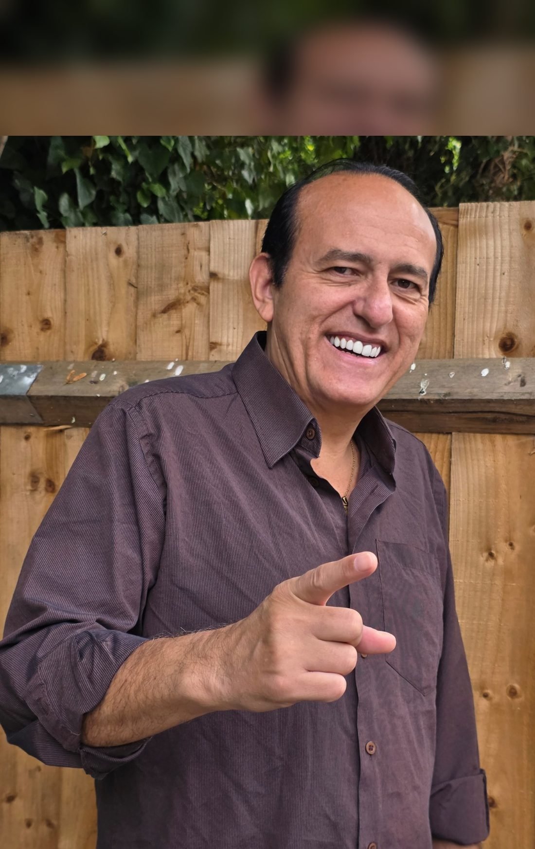 Edilásio Barra Junior señalando a la cámara