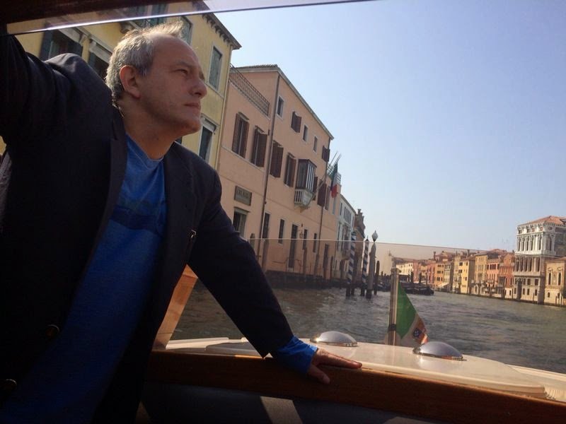 Edilásio Jr. no vaporetto, no Grande Canal, em Veneza